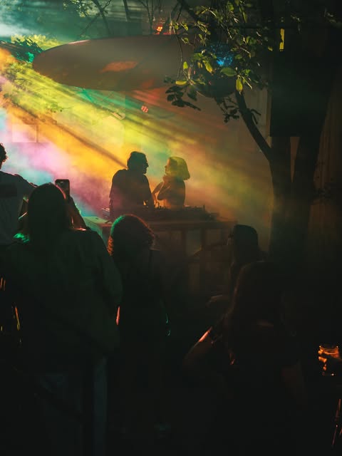 Festivalbühne mit farbigem Licht und Publikum