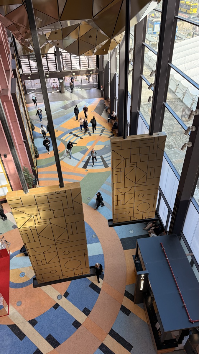 LED-Walls im ALEXA Berlin, Bild 1
