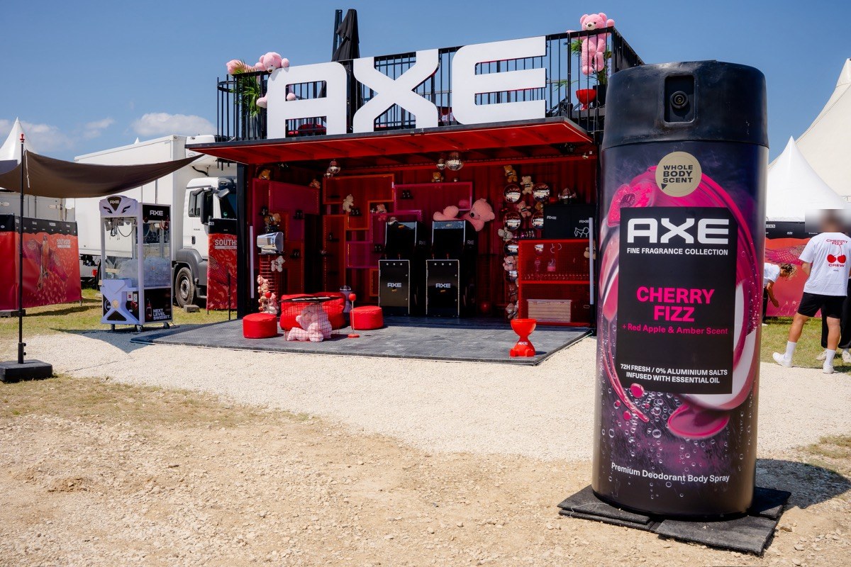 Festivalstand von AXE mit Dachterrasse, großem Schriftzug und überdimensionaler Dose davor