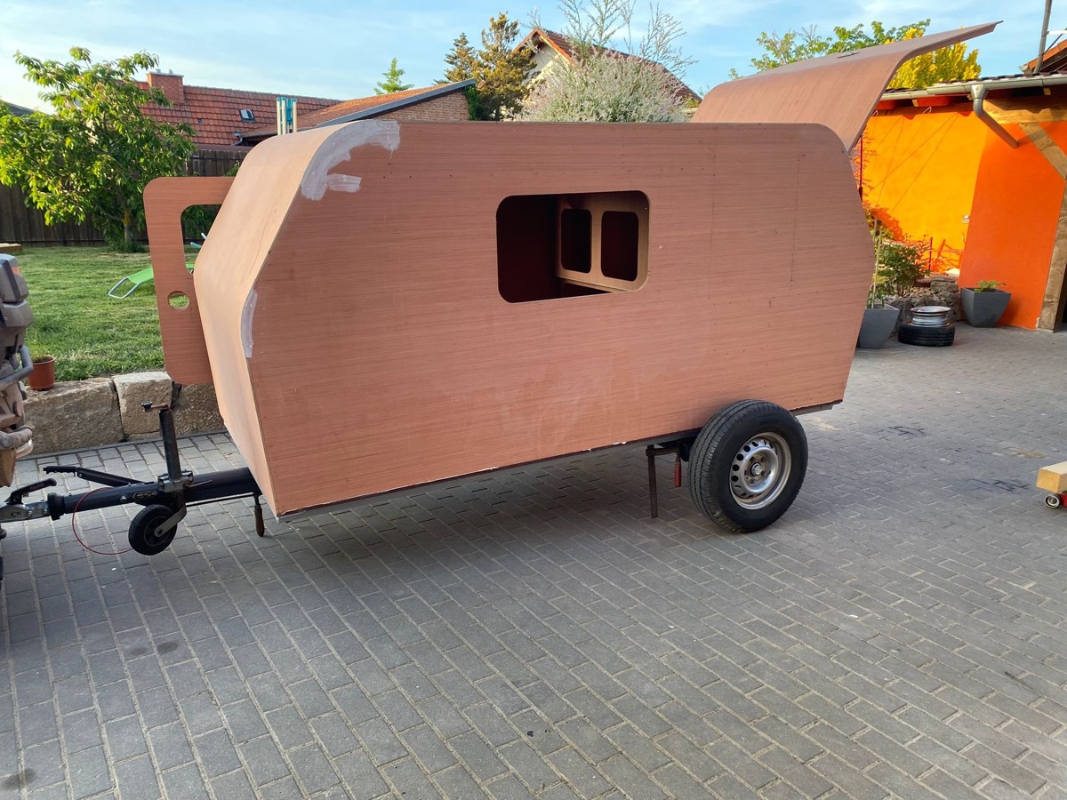 Fertiger Mini-Camper auf Rädern vor der Werkstatt
