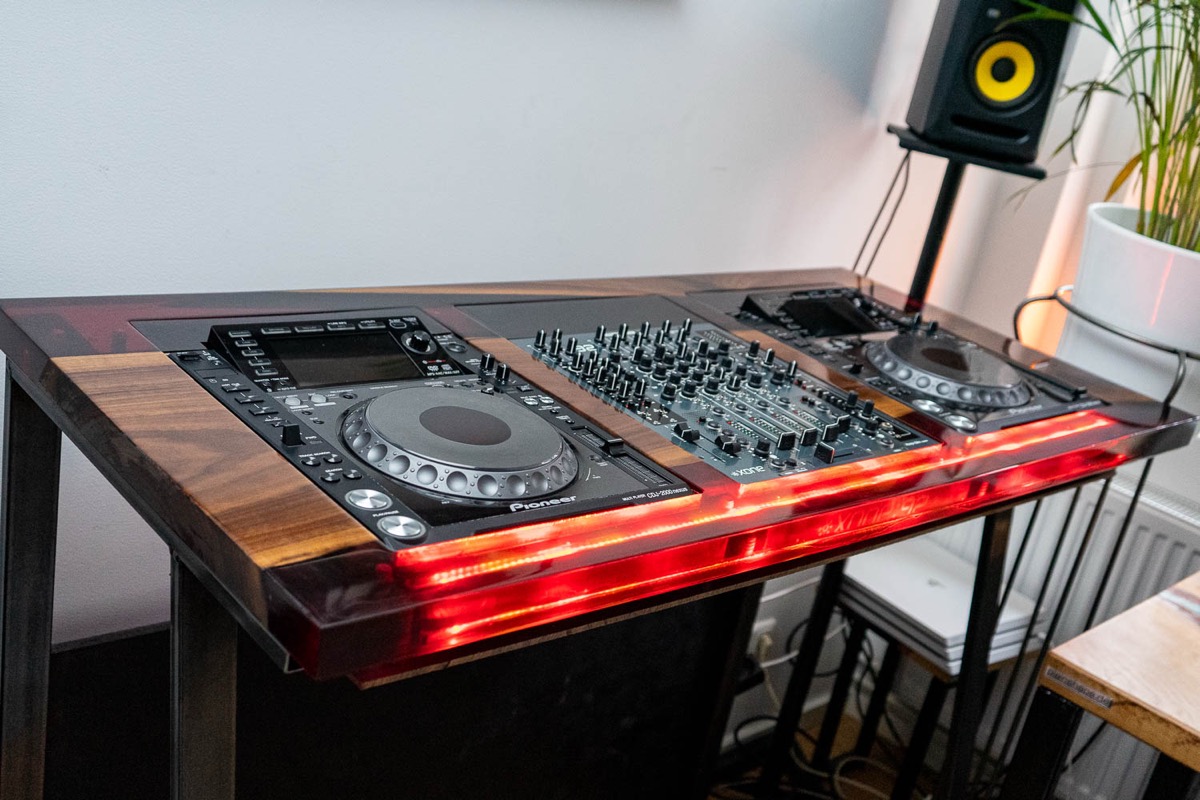 DJ-Pult aus Holz und rotem Epoxidharz mit eingelassenen Playern und Mixer