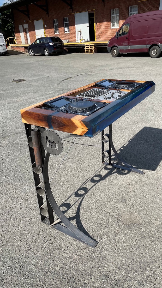 DJ-Pulte nach Maß, Bild 7