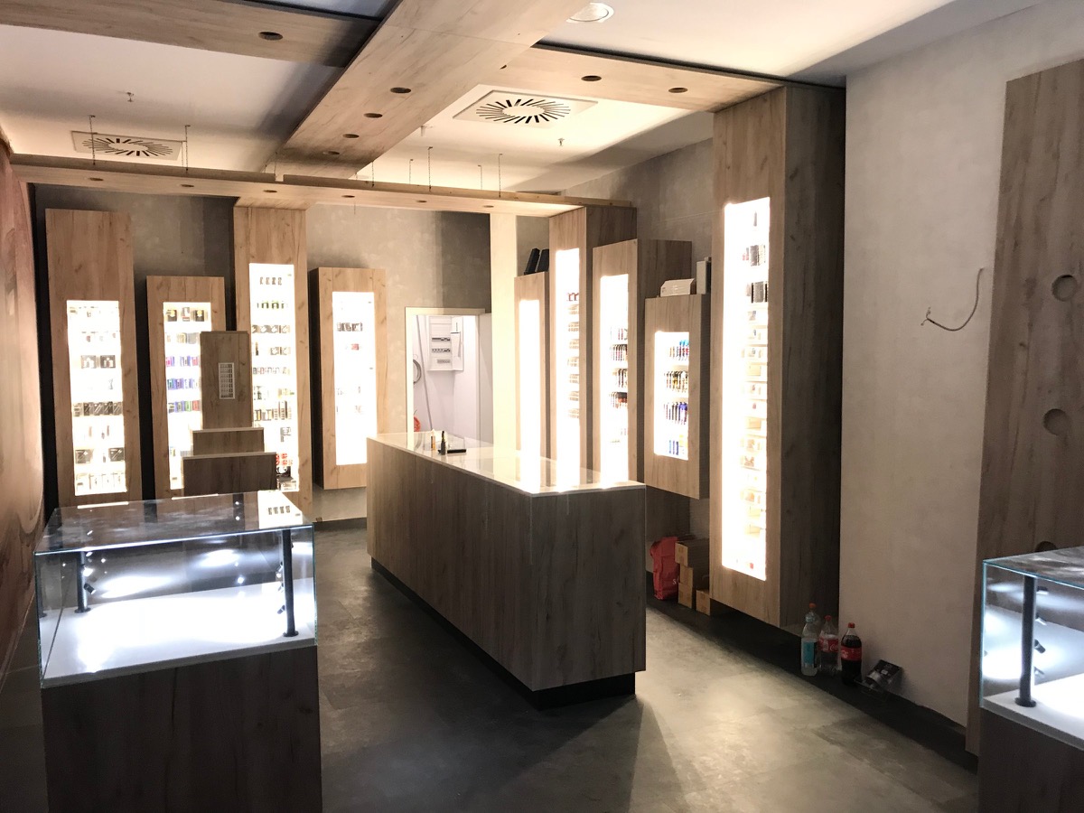 Fertig eingerichteter Laden mit Leuchtvitrinen und Theke