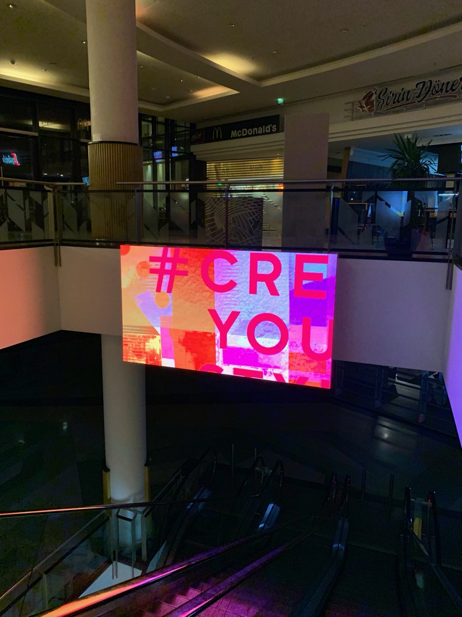 LED-Videowand mit dem Schriftzug #CREYOU über mehrere Etagen