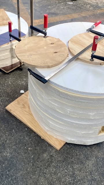 Runde Schaumelemente mit Holzdeckel und Zwingen