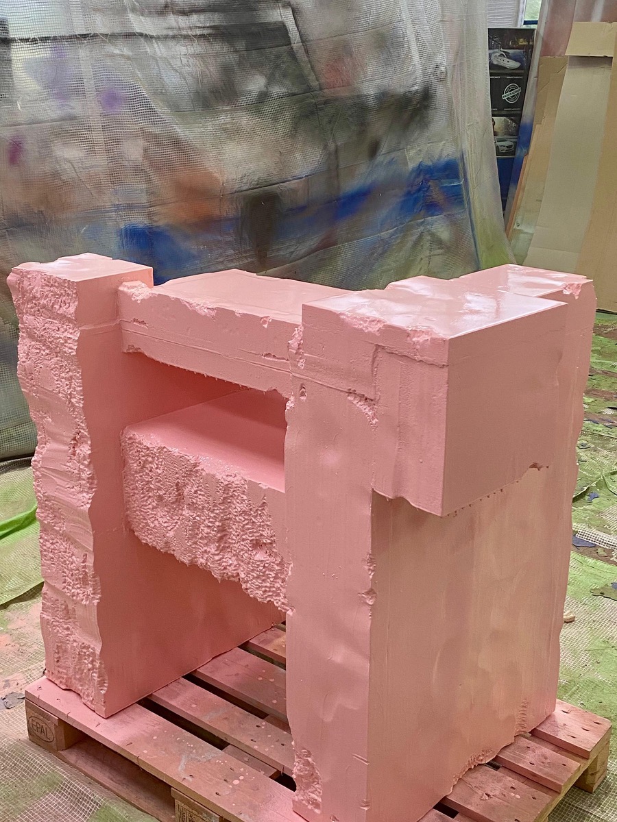 Rosa Objekt aus Hartschaum mit rauen, gebrochenen Kanten auf einer Palette